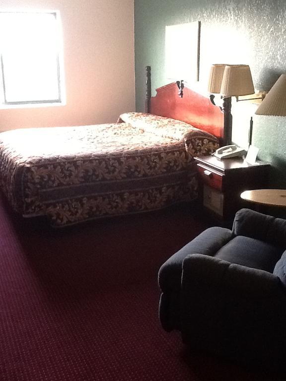 Super 8 By Wyndham Motel